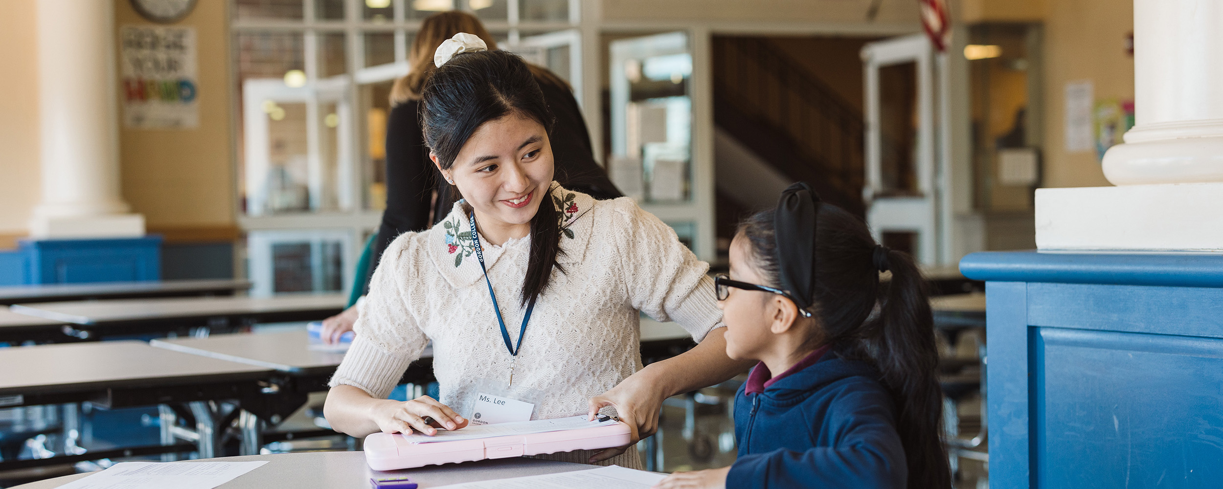 Gordon student teacher helping elementary student with reading